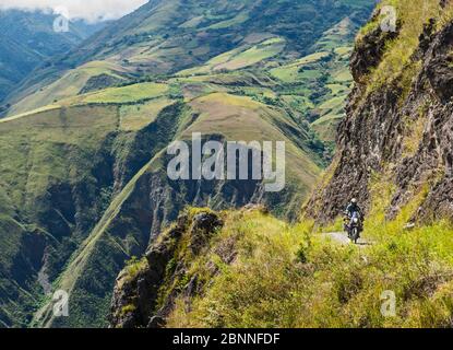 Homme en tournée aventure moto dans les montagnes de la Colombie Banque D'Images