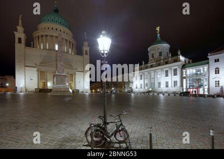 Saint-Nikolaikirche, Alter Markt, obélisque de marbre, Potsdam Museum, Potsdam, Brandebourg, Allemagne, Europe Banque D'Images