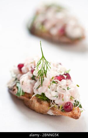 bruschetta aux crevettes et aux herbes sur fond blanc Banque D'Images