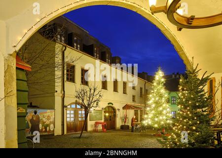 Marché de Noël dans la cour de la brasserie sur le marché de Wittenberg, Saxe-Anhalt, Allemagne Banque D'Images