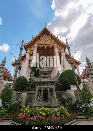 Belle architecture ancienne du temple bouddhiste Wat Suthat Thepwararam à Bangkok, Thaïlande Banque D'Images