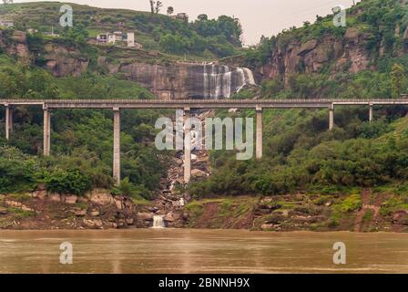 Fengdu, Chongqing, Chine - 8 mai 2010 : fleuve Yangtze. Pont de route en béton plat et paysage avec grande cascade derrière sur des collines vertes et brun foncé Banque D'Images