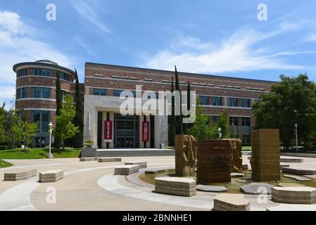 ORANGE, CALIFORNIE - 14 MAI 2020 : place Attacllah avec les bibliothèques Leatherby en arrière-plan. Banque D'Images