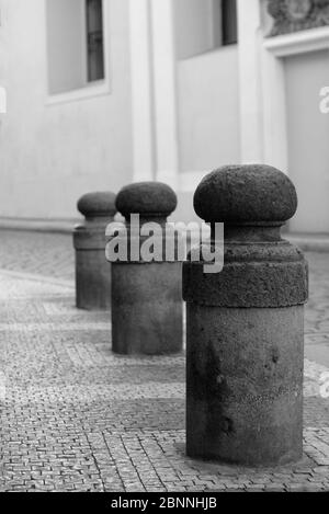 Bollards en pierre sur la rue City Pathway public Walkway Prague Banque D'Images