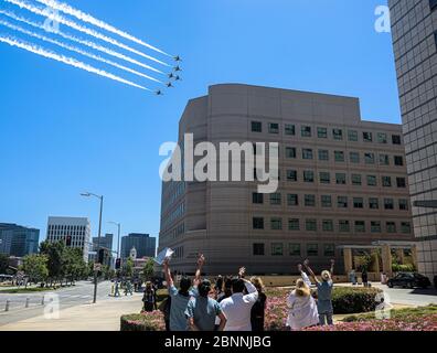 Los Angeles, Californie, États-Unis. 15 mai 2020. Les Thunderbirds de l'US Air Force survolent Westwood pour saluer les travailleurs de la santé, les premiers intervenants et les autres travailleurs essentiels en première ligne pendant la pandémie du coronavirus. Six Faucon F16/D combattant les faucons ont volé en formation de précision devant les hôpitaux et les centres médicaux des comtés de L.A., d'Orange, de Riverside et de San Diego tout au long de l'après-midi. Crédit : Jason Ryan/ZUMA Wire/Alay Live News Banque D'Images