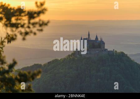 Burg Hohenzollern au coucher du soleil, vue depuis le mont Zeller Horn, l'Alb souabe, le Jura souabe, Bisingen, Bade-Wurtemberg, Allemagne Banque D'Images