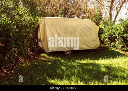 Une remorque de caravane ancienne emballée de bâche dans un camp. Thassos, Grèce Banque D'Images