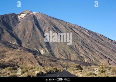 Comparaison de la taille entre l'immense Mont Teide et une route de voiture au pied du pic Banque D'Images