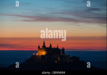 Burg Hohenzollern au coucher du soleil, vue depuis le mont Zeller Horn, l'Alb souabe, le Jura souabe, Bisingen, Bade-Wurtemberg, Allemagne Banque D'Images