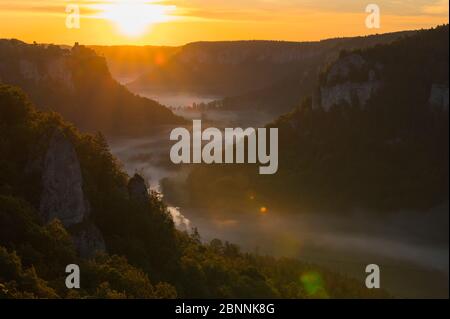 Point de vue Eichfelsen au lever du soleil, Oberes Donautal (vallée du Haut Danube), Beuron, Irndorf, Alb souabe, Jura souabe, Bade-Wurtemberg, Allemagne Banque D'Images