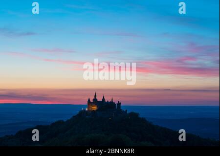 Burg Hohenzollern au coucher du soleil, vue depuis le mont Zeller Horn, l'Alb souabe, le Jura souabe, Bisingen, Bade-Wurtemberg, Allemagne Banque D'Images