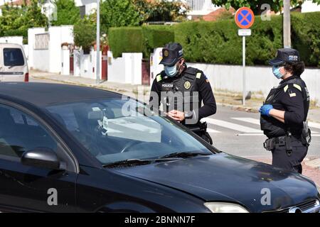 25 avril 2020, Vendrell, Espagne : Les policiers locaux portant un masque facial inspectent un véhicule à un point de contrôle de mobilité pour s'assurer du respect des règles de confinement. La police locale de Vendrell effectue un contrôle de mobilité dans la rue pour s'assurer que les gens n'accèdent pas à leur deuxième résidence, ce qui est possible pendant la « phase un » de la fin du confinement. (Image de crédit : © Ramon Costa/SOPA Images via ZUMA Wire) Banque D'Images