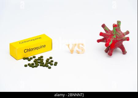 Chloroquine versus coronavirus (bricolage - modèle fait maison avec de l'argile à modeler). Isolé sur fond blanc. Copier l'espace. Tir horizontal. Banque D'Images