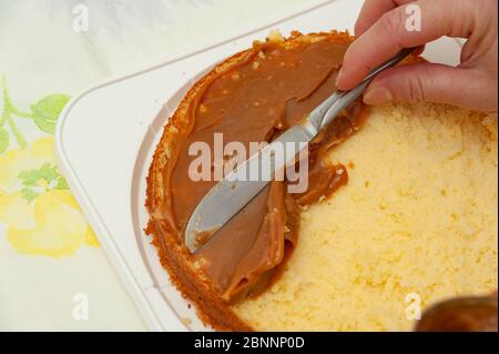 Faire du gâteau de Savoie. La distribution de l'huile. Gros plan. Vue de dessus. Tir horizontal. Banque D'Images