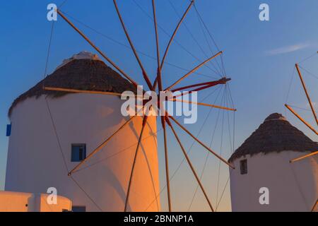 Moulins à vent Kato Mili au coucher du soleil, ville de Mykonos, Mykonos, Cyclades, Grèce Banque D'Images