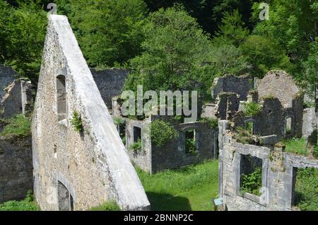 Ruines d'une ancienne usine de munitions près d'Orbaitzeta, Navarre (Pyrénées occidentales) Banque D'Images