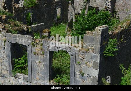 Ruines d'une ancienne usine de munitions près d'Orbaitzeta, Navarre (Pyrénées occidentales) Banque D'Images