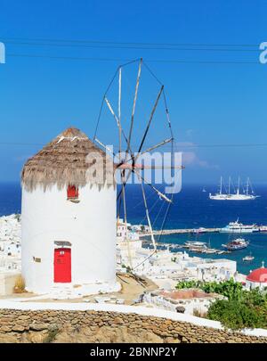 Le Moulin de Boni se superpose à la ville de Mykonos, Mykonos, Cyclades, Grèce Banque D'Images