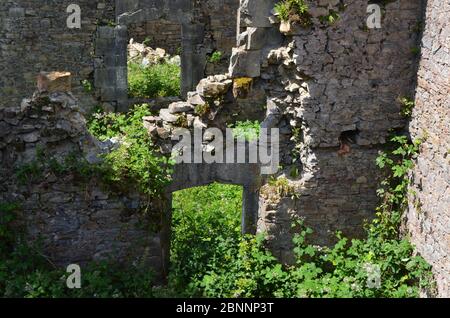 Ruines d'une ancienne usine de munitions près d'Orbaitzeta, Navarre (Pyrénées occidentales) Banque D'Images