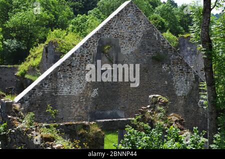 Ruines d'une ancienne usine de munitions près d'Orbaitzeta, Navarre (Pyrénées occidentales) Banque D'Images