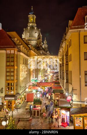 Marché de Noël, Frauenkirche, Neumarkt, vieille ville, illuminé, Dresde, Saxe, Allemagne, Banque D'Images