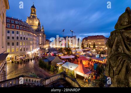 Marché de Noël à la Frauenkirche, Neumarkt, heure bleue, vieille ville, Dresde, Saxe, Allemagne, Banque D'Images