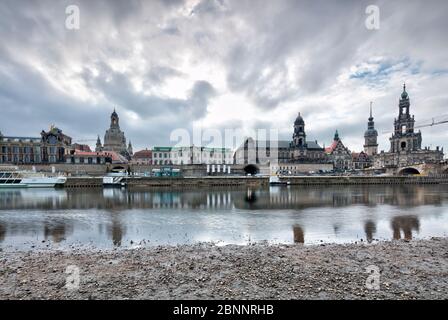 Elbe panorama, Frauenkirche, Brühlsche terrasse, Zwinger, Hofkirche, Augustusbrücke, Dresde, Saxe, Allemagne, Europe, Banque D'Images