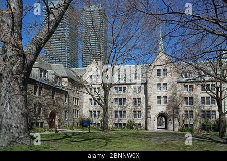 Campus universitaire St. Michael's à l'Université de Toronto avec des bâtiments en pierre et des appartements modernes en hauteur Banque D'Images