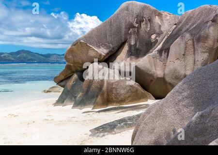 Rochers en granit sur la plage d'Anse Source d'argent, île de la Digue, Seychelles, Océan Indien, Afrique Banque D'Images