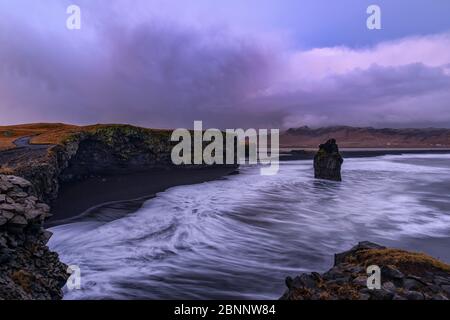 Plage, rochers, surf, crépuscule, ciel nocturne, roche volcanique, aiguille de roche Banque D'Images