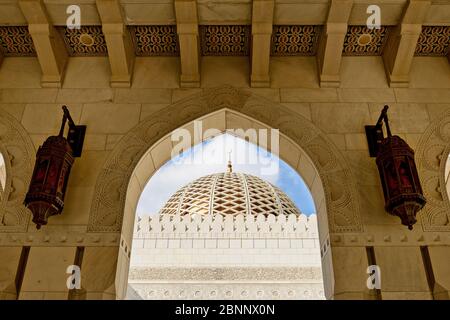 Mosquée, maison de prière, marbre, fresques, passage, cour, dôme, ciel bleu, nuages Banque D'Images