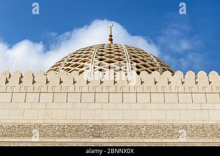 Mosquée, maison de prière, marbre, fresques, cour, dôme, ciel bleu, nuages Banque D'Images