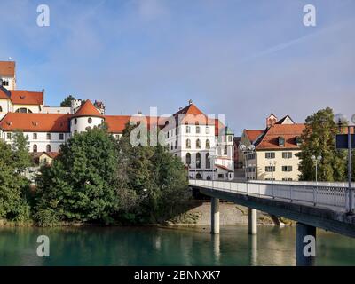 Monastère, église, forteresse, pont, rivière, rive de rivière, arbres, ciel bleu, stries nuageux, humeur du matin, fin de l'été, automne Banque D'Images