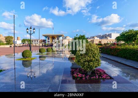 Parvis, palais, quartier de palais, marbre, rue, lanternes, magnifique bâtiment, bollards, ciel bleu, nuages, nuages, arbres, bordures, jeunes arbres, arbustes Banque D'Images