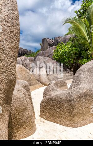 Rochers en granit sur la plage d'Anse Source d'argent, île de la Digue, Seychelles, Océan Indien, Afrique Banque D'Images