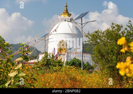 Le Shanti Stupa sur le lac Phewa, une pagode bouddhiste de paix mondiale près de Pokhara au Népal. Banque D'Images