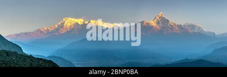 Photo panoramique de la vallée de Pokhara avec vue sur le massif de l'Annapurna au Népal. Banque D'Images