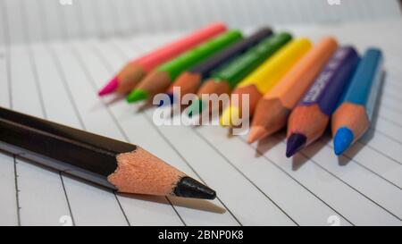 Gros plan sur des crayons de couleur avec fond blanc Banque D'Images