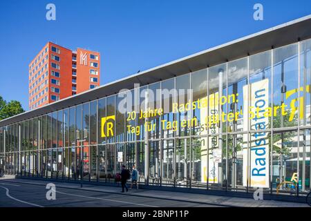 Station de vélo à la gare principale, Munster en Westphalie, Rhénanie-du-Nord-Westphalie, Allemagne Banque D'Images