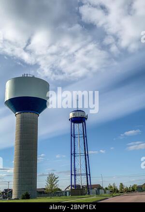 Deux structures de tour d'eau situées dans une ville urbaine Banque D'Images
