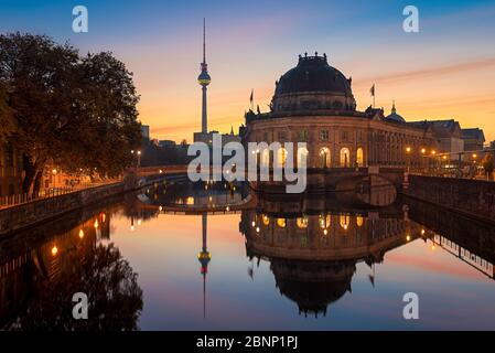 Île aux musées sur la Spree et tour de télévision à Berlin, Allemagne Banque D'Images