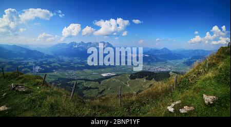 Vue de la corne de Kitzbüheler au Wilder Kaiser et les villes environnantes de Kitzbühel à Kirchberg et St. Johann beau temps de fin d'été Banque D'Images