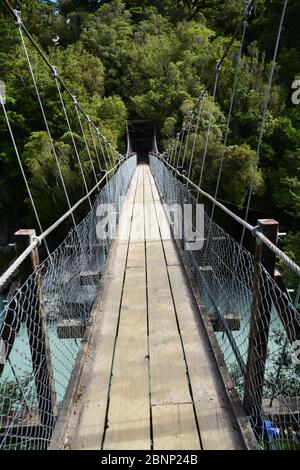 Swinging bridge au-dessus de l'eau turquoise dans les gorges de Hokitika, île du Sud, Nouvelle-Zélande Banque D'Images