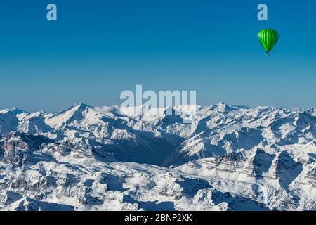 Groupe Adamello, Trentin, Italie, Europe. Traversée des Alpes en montgolfière. Le ballon sur les sommets du groupe Brenta, en arrière-plan le groupe Adamello Banque D'Images