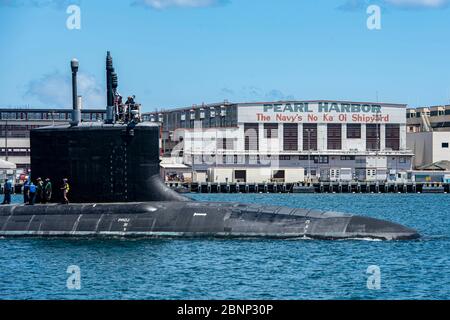 Le sous-marin à attaque rapide USS Missouri de la U.S. Navy de classe Virginia quitte le chantier naval de Pearl Harbor après avoir terminé un quai à sec prolongé prévu le 10 mai 2020 à Pearl Harbor, Hawaï. Banque D'Images