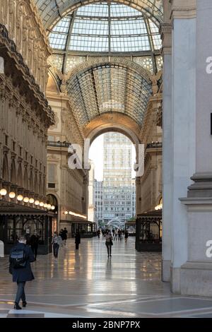 Milan, Italie - 4 mai 2020: L'Italie entre dans la deuxième phase du confinement du coronavirus COVID-19. Les gens vont travailler en portant un masque facial et maintiennent la distance sociale Banque D'Images