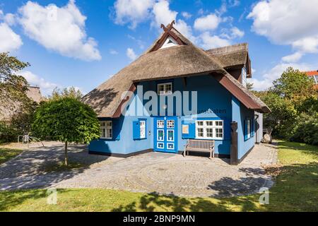 Allemagne, Mecklembourg-Poméranie occidentale, côte de la mer Baltique, Ahrenshoop, Ostseebad, Kunstkaten, galerie d'art, maison d'exposition Banque D'Images