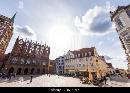 Allemagne, Mecklembourg-Poméranie occidentale, côte de la mer Baltique, Stralsund, vieille ville, vieux marché, Nikolaikirche, St. Nikolai, hôtel de ville gothique, café, restaurant Banque D'Images