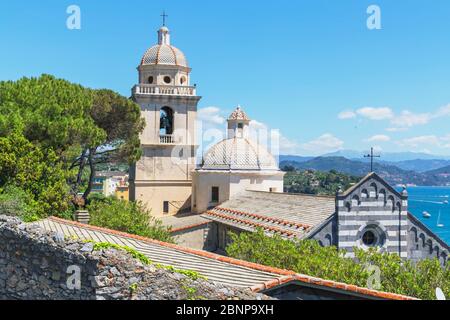 Vue sur l'église de San Lorenzo et le golfe de Poets, Portovenere, le quartier de la Spezia, Ligurie, Italie Banque D'Images