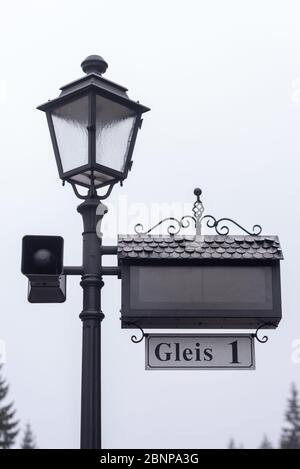 Allemagne, Saxe-Anhalt, Schierke : une ancienne lanterne se trouve sur la plate-forme 1 de la gare de Schierke dans les montagnes du Harz. Banque D'Images